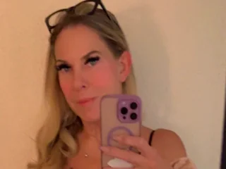 Breezyladylv live cam video preview